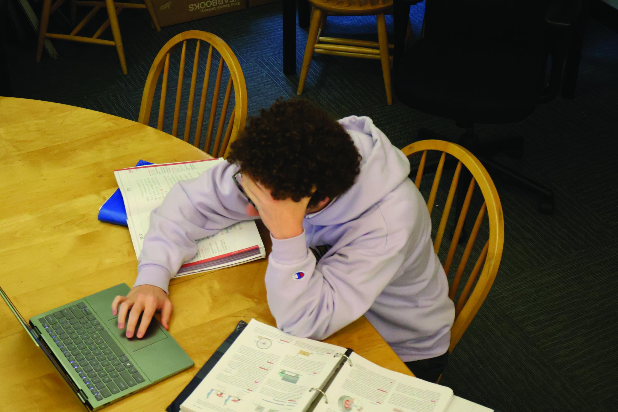 BURNT OUT With many students struggling to manage their time effectively, they can often run into late nights of homework and studying. Without the ability to handle work ahead of time, students feel the effects of procrastination as assignments and assessments pile up, which can lead to poor academic performance and mental health.