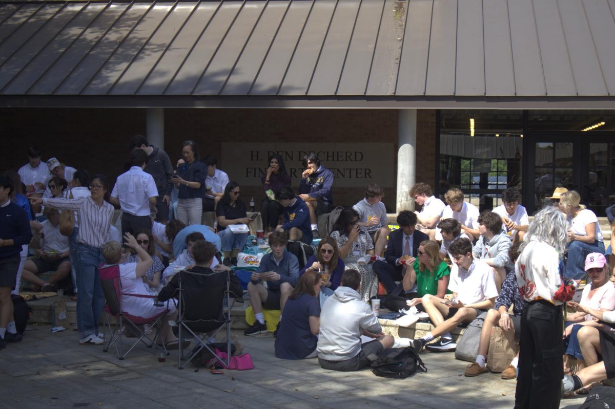 Juniors enjoy lunch with their mothers in the Amphitheater