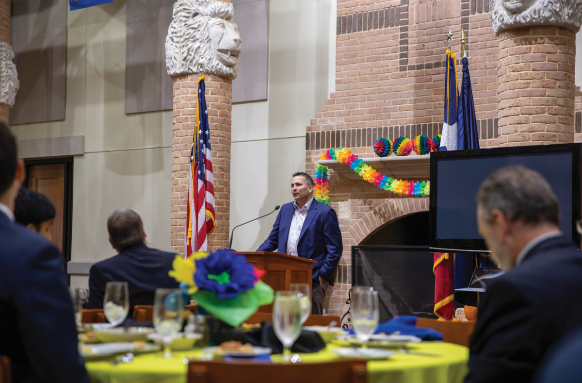 Alan Cohen ‘01 speaks at an alumni reunion.