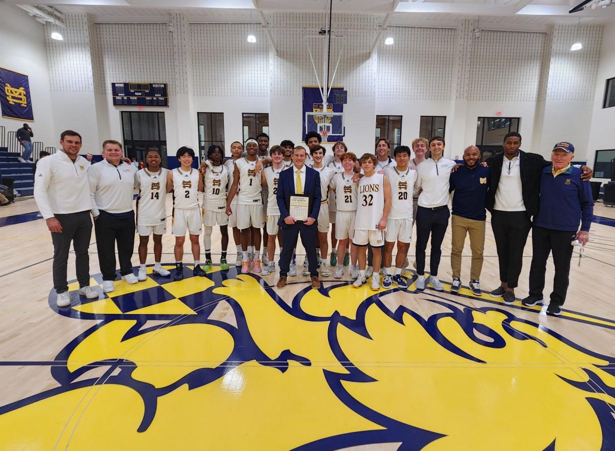 Greg Guiler and the varsity basketball team pose for photo celebrating Guiler's 400th career victory.